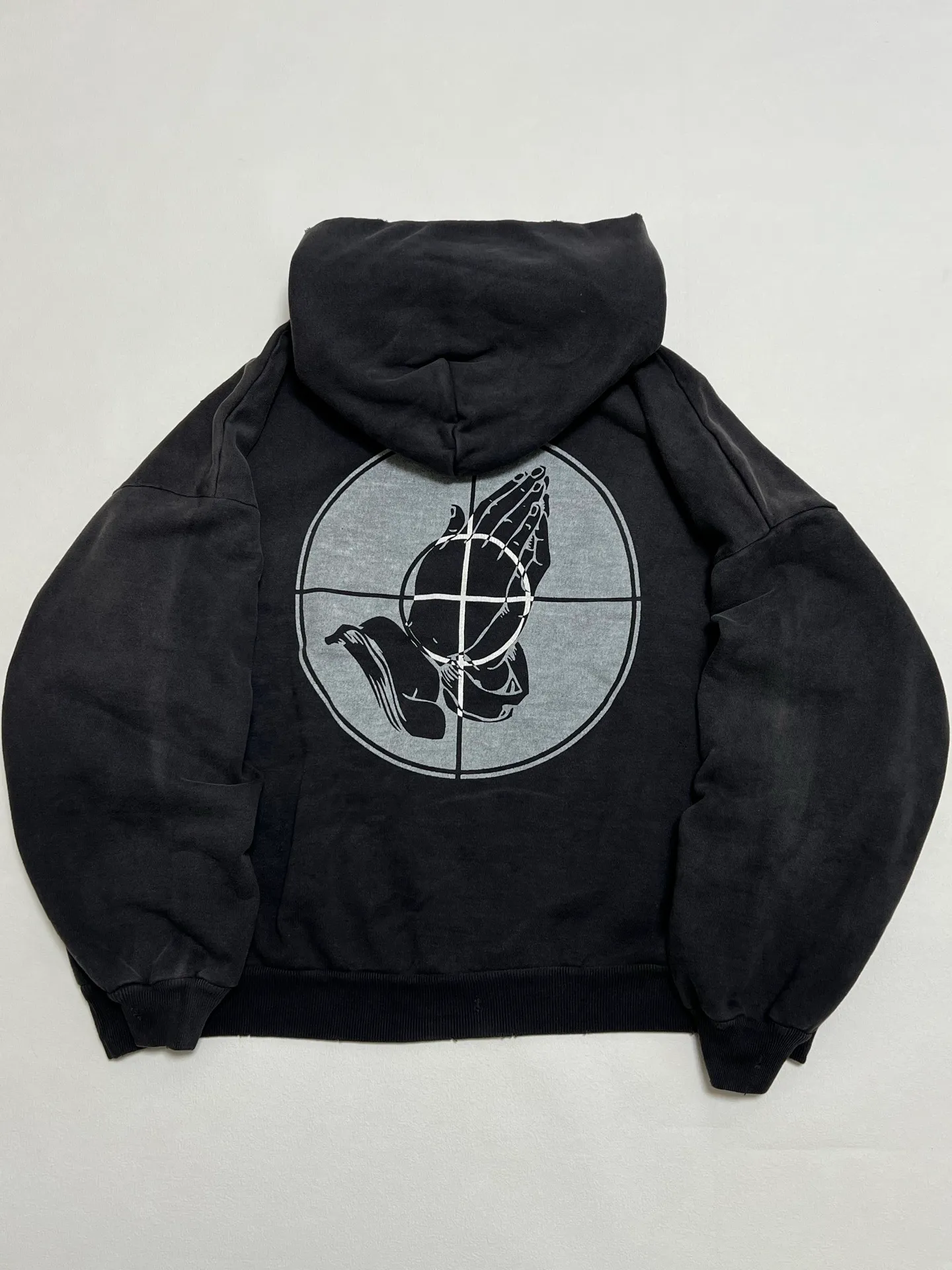 SAINT Mxxxxxx × FEAR OF GOD FG_HOODIE/SNT OF GOD/BLK FOG joint model ETERNAL praying crosshair distressed hoodie. Washed black S-XL. This season's popular super popular joint model. The original version is the same. Thin spring and summer fabrics. The upper body is comfortable. The BOXY version of the short fat wide shoulder line. Fashion darling wears it with a high-end feel. Heavy washing and water fading technology. The horse is repositioned. Excessive wear and damage graffiti treatment. Correct version FOG joint main mark/wash mark/little angel mark